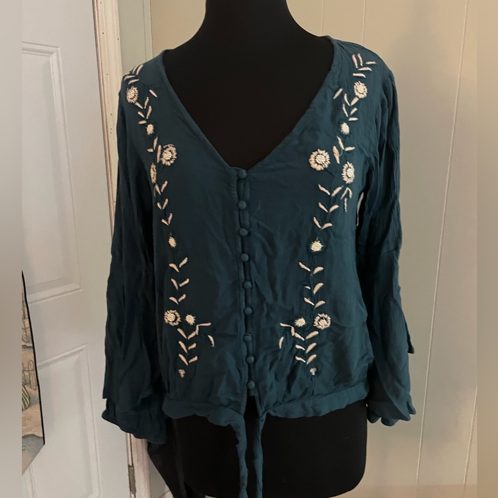 Women’s long sleeve shirt, size medium brand is Talori